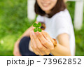 幸運の四葉のクローバーと女性 73962852