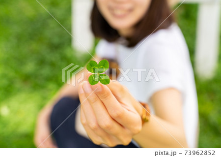 幸運の四葉のクローバーと女性 幸運の四葉のクローバーと女性 73962852