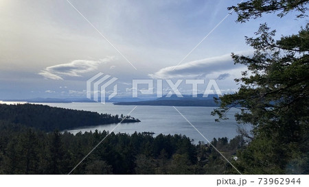 冬のカナダど田舎にある青と緑の大絶景 冬のカナダど田舎にある青と緑の大絶景 73962944