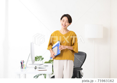 ビジネスイメージ 働く女性 ビジネスイメージ 働く女性 73963162