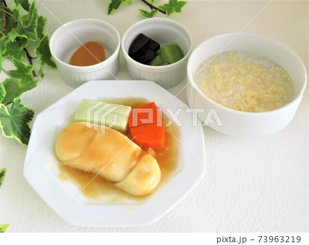 おいしそうで食べやすいムースの介護食と卵がゆ 73963219