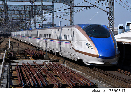 上越新幹線のe7系f21編成 朱鷺色 の写真素材 73963454 Pixta