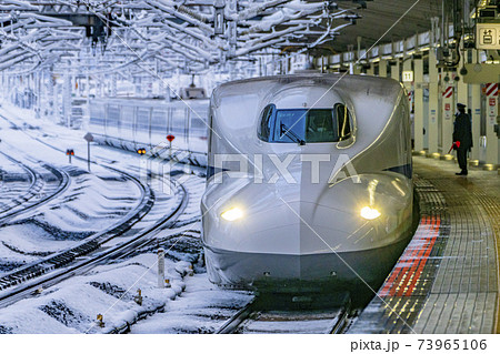 東海道新幹線 冬の米原駅 走行イメージ 東海道新幹線 冬の米原駅 走行イメージ 73965106