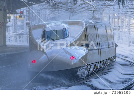 東海道新幹線　冬の米原駅　走行イメージ 73965109