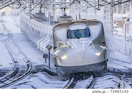 東海道新幹線　冬の米原駅　走行イメージ 73965143