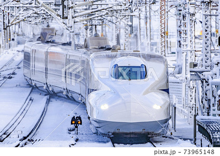 東海道新幹線 冬の米原駅 走行イメージ 東海道新幹線 冬の米原駅 走行イメージ 73965148