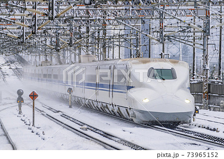 東海道新幹線　冬の米原駅　走行イメージ 73965152