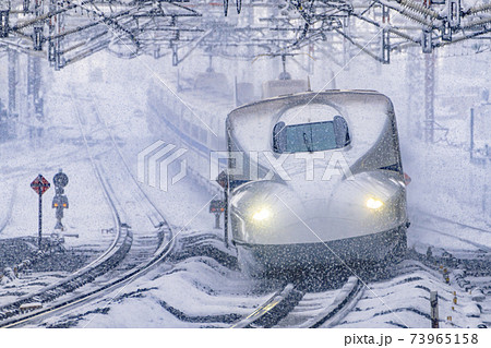 東海道新幹線　冬の米原駅　走行イメージ 73965158