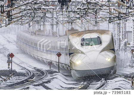 東海道新幹線　冬の米原駅　走行イメージ 73965183