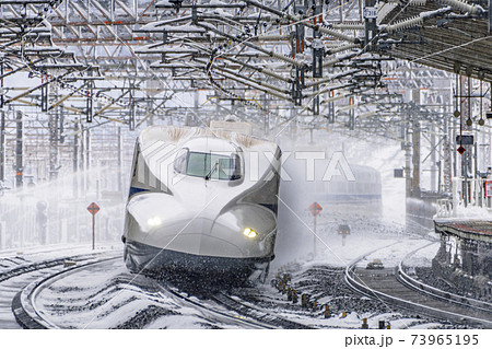 東海道新幹線　冬の米原駅　走行イメージ 73965195