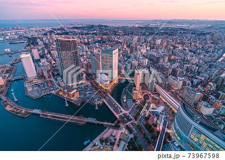 日本の横浜都市景観　横浜の街並みを望む(夕焼け）。ロープウェイの橋脚などが姿を現した 73967598