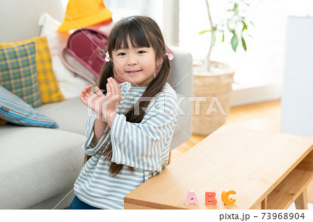 英語教育を受ける小学生の女の子 英語教育を受ける小学生の女の子 73968904