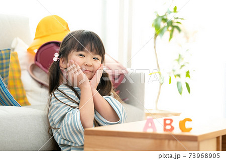 英語教育を受ける小学生の女の子 英語教育を受ける小学生の女の子 73968905