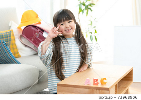 英語教育を受ける小学生の女の子 73968906