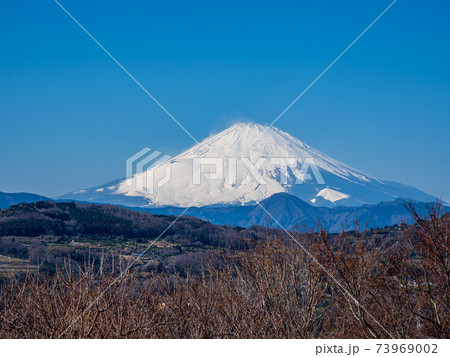 早春の青空　吾妻山公園からの富士山　1月 73969002