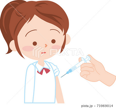 左腕に注射をうってもらう女子学生 左腕に注射をうってもらう女子学生 73969014