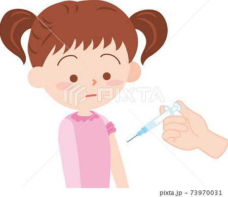 左腕に注射をうってもらう女の子 73970031