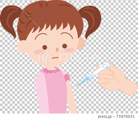 左腕に注射をうってもらう女の子 73970031