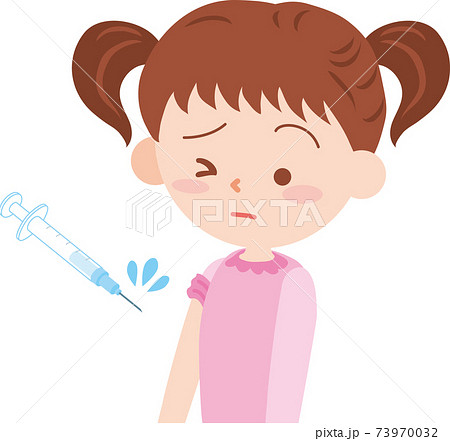 右腕に注射をうってもらう女の子 右腕に注射をうってもらう女の子 73970032