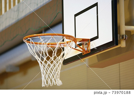 体育館にある下から見上げたバスケットゴールの写真素材 [73970188