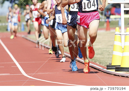 陸上競技大会で長距離走で走る集団 男子の写真素材 [73970194] - PIXTA