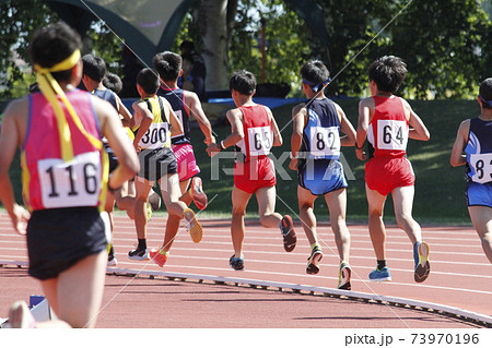陸上大会で長距離を走る男子選手集団の後姿の写真素材 [73970196] - PIXTA