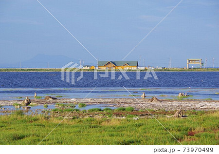 北海道野付半島 トドワラから見た野付ネイチャーセンターの写真素材