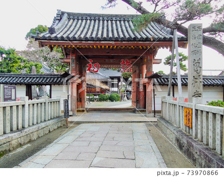 青空を背景に 葛井寺の四脚門（西門）　 73970866