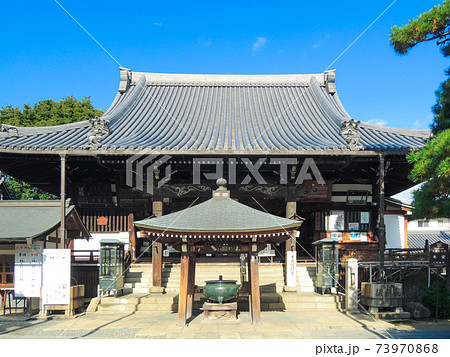 青空を背景に 葛井寺の本堂 73970868