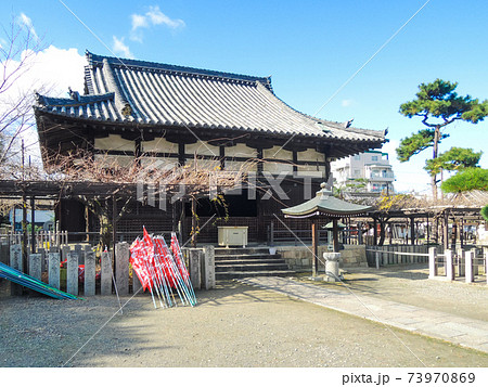 青空を背景に 葛井寺の護摩堂 73970869