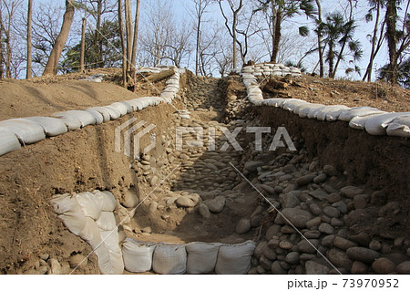 ふき石の発掘（愛宕山古墳） 73970952