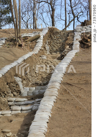 ふき石の発掘作業（愛宕山古墳） 73970960