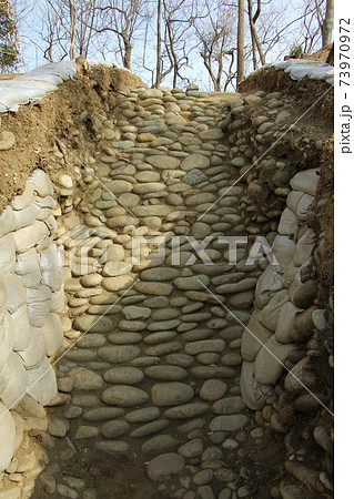 古代の葺石（愛宕山古墳） 73970972