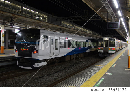 東海道本線　257系特急踊り子号と211系　熱海駅 73971175