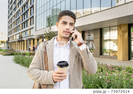 Man walking in the city 73972014