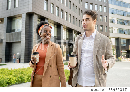 Young couple walking in the city 73972017