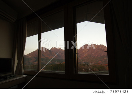 ホテルの部屋から妙義山の眺め 2 ホテルの部屋から妙義山の眺め 2 73973423