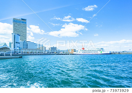 香川県、高松港、フェリー、海、快晴 香川県、高松港、フェリー、海、快晴 73973929