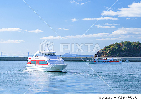 香川県、直島、フェリー、海、快晴 香川県、直島、フェリー、海、快晴 73974056
