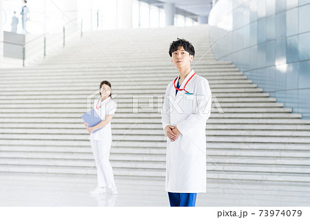 病院で働く若い医師 病院で働く若い医師 73974079