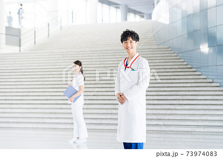 病院で働く若い医師 73974083