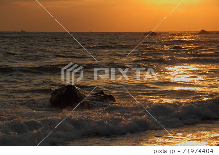 潮岬海岸から見た春の夕景 73974404