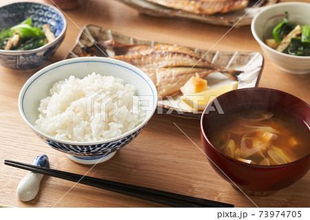 ご飯と味噌汁、鯵の干物 73974705