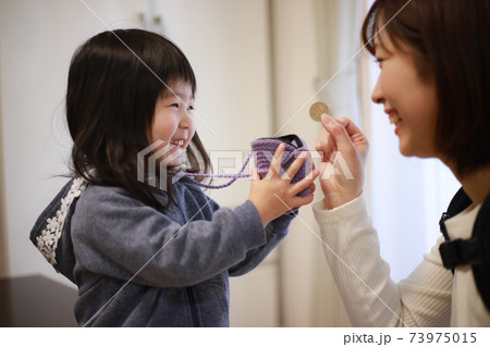 お小遣いをもらう女の子 お小遣いをもらう女の子 73975015