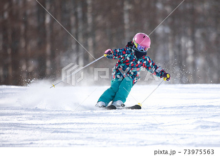 スキーをする女の子の写真素材
