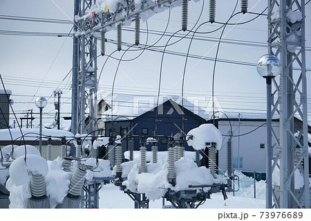 雪を被った変電所 73976689