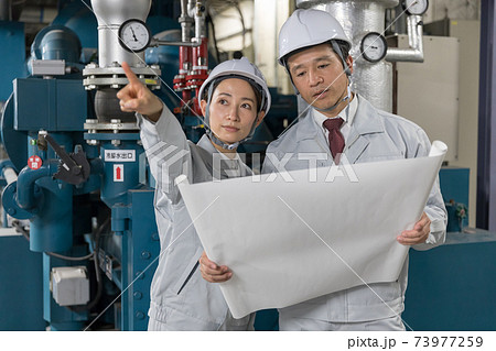工場施設で働く作業員 教える教育OJT 工場施設で働く作業員 教える教育OJT 73977259