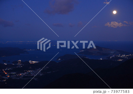 朝熊山頂展望台からの夜景(三重県伊勢市) 朝熊山頂展望台からの夜景(三重県伊勢市) 73977583