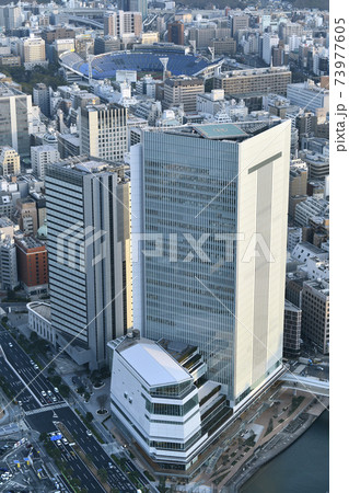 日本の横浜都市景観 旧横浜市市庁舎(画面右上)と横浜市新市庁舎などを望む 日本の横浜都市景観 旧横浜市市庁舎(画面右上)と横浜市新市庁舎などを望む 73977605