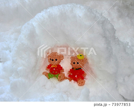 雪のかまくらの中の手作りビーズテディベア仲良しさん 73977853